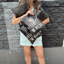 Cargar imagen en el visor de la galería, Bolsa de envío 25x33 cm | Hello I'm Here Black – Pack 100 piezas