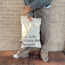 Cargar imagen en el visor de la galería, 30cm x 35cm Bolsa con Agarradera "Say Hello To Your New Favorite Beige" (100 Piezas)