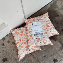 Cargar imagen en el visor de la galería, Bolsa de envío 25x33 cm | Pink Flowers – Pack 100 piezas
