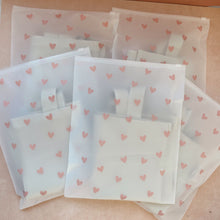 Cargar imagen en el visor de la galería, Bolsa de producto 24x30 cm | Frosted con zipper Corazones– Pack 100 piezas