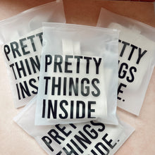 Cargar imagen en el visor de la galería, 24cm x 30cm Bolsa Frosted con Zipper “Pretty Things Inside” (100 Piezas)