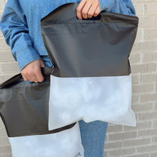 Cargar imagen en el visor de la galería, Bolsa de tienda 30cm x 40cm | Frosted con Zipper Black – Pack 100 piezas