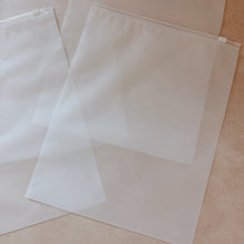 Cargar imagen en el visor de la galería, Bolsa de producto 24x30 cm | Frosted con zipper – Pack 100 piezas