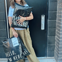 Cargar imagen en el visor de la galería, 35cm x 48cm Bolsa &quot;Hello, Im Here Black&quot; (100 Piezas)
