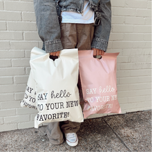 Cargar imagen en el visor de la galería, 30cm x 35cm Bolsa con Agarradera &quot;Say Hello To Your New Favorite Pink&quot; (100 Piezas)
