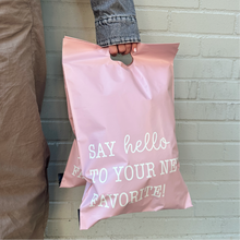 Cargar imagen en el visor de la galería, 30cm x 35cm Bolsa con Agarradera &quot;Say Hello To Your New Favorite Pink&quot; (100 Piezas)
