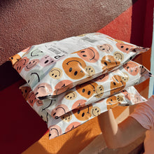 Cargar imagen en el visor de la galería, Bolsa de envío 25x33 cm | Happy Faces  – Pack 100 piezas

