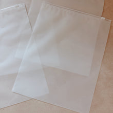 Cargar imagen en el visor de la galería, 24cm x 30cm Bolsa Frosted con Zipper &quot;Lisas&quot; (100 Piezas)
