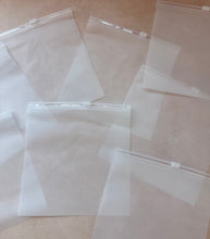 Cargar imagen en el visor de la galería, 16cm x 16cm Bolsa Frosted con Zipper &quot;Lisas&quot;(100 Piezas)
